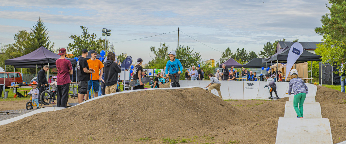 Nový pumptrack na Opatově už je v provozu