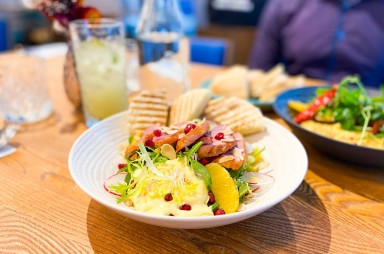 Karlín: Spojka - Salad with duck breast